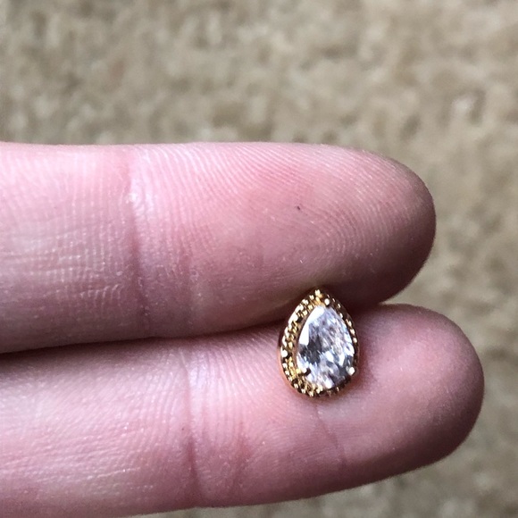 10k gold earrings with 1ct teardrop sapphires. - Picture 3 of 3